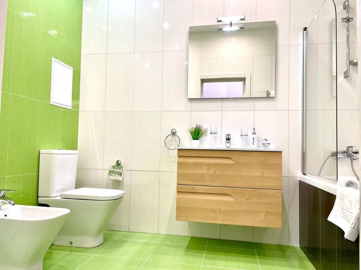 Navit Luxury Apartments With Breakfast Near The Railway Station, The City Center And The Park Kyiv Exterior photo
