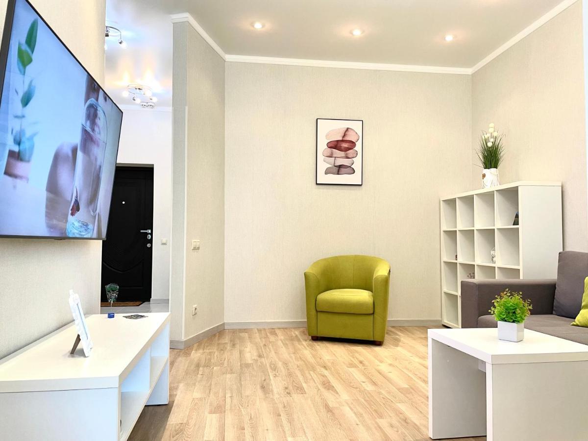 Navit Luxury Apartments With Breakfast Near The Railway Station, The City Center And The Park Kyiv Exterior photo